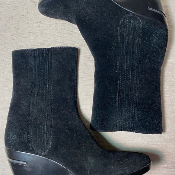 6M Cole Haan Black Suede Short Calf Boot/Bootie - Picture 2 of 4